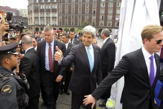 El secretario de Estado estadounidense, John Kerry realizí una visita al Zócalo capitalino, en el marco de su visita por México. (Notimex)