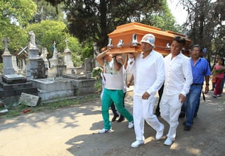 El caso. Familiares de los jóvenes asesinados en el bar Heaven mientras participan en sus funerales en Ciudad de México.