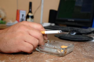 La OMS estima que de aumentarse en 50 por ciento los impuestos al tabaco, podrían salvarse 11 millones de vidas. (Archivo)