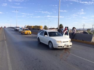 Una mujer resultó lesionada luego de que el vehículo que tripulaba participara en un choque alcance múltiples registrado la tarde de hoy en el Periférico Raúl López Sánchez. (El Siglo de Torreón)