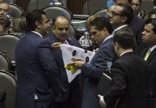 Unidos. La bancada priista solicitará no dictaminar la propuesta de la semana pasada. En la foto, Manuel Añorve y Silvano Aureoles.