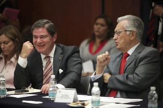 Sesión. Los legisladores Fernando Mayans y Manuel Bartlett durante la primera reunión de las comisiones unidas de Energía y Estudios Legislativos de la Cámara Alta. (EL UNIVERSAL)