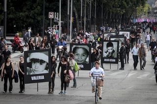 Manifestación. Con pancartas y fotografías de los menores fallecidos en la guardería ABC, decenas de manifestantes partieron la tarde de ayer jueves del Ángel de la Independencia rumbo al Zócalo capitalino. (EL UNIVERSAL)