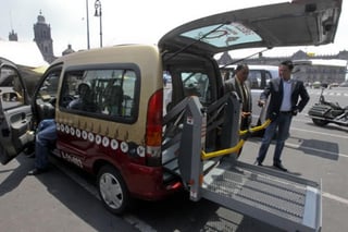 La Setravi planteó la necesidad de generar una flota de mil 500 taxis especializados en el transporte de personas con discapacidad. (Archivo)