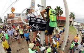 Protesta. Los manifestantes colocaron una bicicleta blanca en memoria de Rodríguez Villarreal.