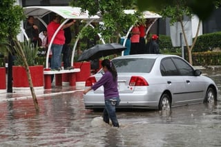 Clima. Las fuertes lluvias que se registraron la tarde de ayer provocó encharcamientos en varias ciudades. 