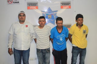 Elementos de la Policía Operativa del Estado detuvieron a cuatro sujetos a los que se les aseguró droga y un taxi en el que se desplazaban. (El Siglo de Torreón)