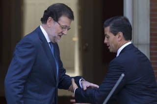 Pierde el equilibrio. Mariano Rajoy ayuda al presidente Enrique Peña Nieto después de que éste perdió el equilibrio y estaba apunto de caerse en su visita a España. 