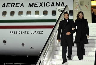 Peña Nieto y su esposa Angélica Rivera descendieron del avión a las 6:53 horas del día de hoy. (Archivo) 
