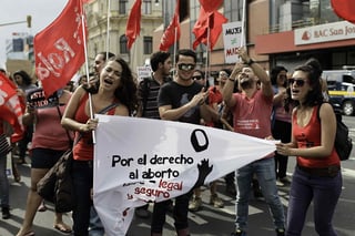 Manifestación.  Integrantes de grupos feministas participan en una marcha para mostrar su posición a favor del aborto.