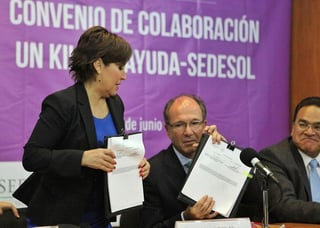 Reunión. La titular de Desarrollo Social, Rosario Robles, durante la firma de un Convenio. (AGENCIAS)