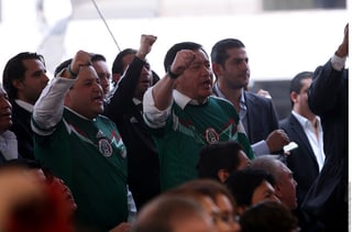 Se pone la camiseta. Osorio Chong dejó a un lado la formalidad y se puso la camiseta de la selección para festejar.