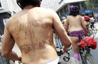 Un grupo de ciclistas con poca ropa o sin ella, recorrieron las calles del centro de la Ciudad de México para pedir que los conductores los respeten. (Notimex)