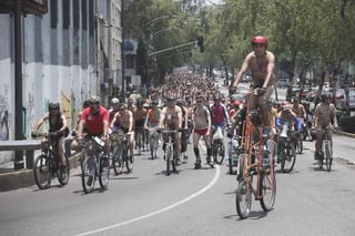 Rodada. Aspectos de la Rodada Ciclista Nudista ('World Naked Bike Ride México'), la cual se efectuó, ayer sábado.
