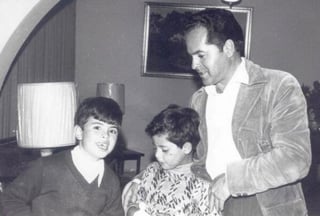  Peña Nieto publicó una foto de cuando era niño, acompañado de su padre.  (Twitter) 