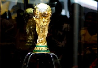 Ahora, este trofeo que se conoce como la Copa Mundial de la FIFA, se encuentra en Brasil, donde espera a la selección que se alzará con el. (ARCHIVO)