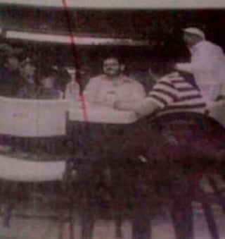  Una foto en la que aparece Rodrigo Vallejo Mora, hijo del gobernador de Michoacán, Fausto Vallejo, a mano derecha del líder de Los Caballeros Templarios, Servando Gómez, alias La Tuta, empezó a circular en redes sociales. 