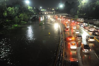 Lluvia. Ayer jueves, y por tercer día consecutivo, fuertes lluvias se registraron en la ciudad de México, colapsando las principales arterias por los encharcamientos. El circuito a la altura de Reforma. (EL UNIVERSAL)