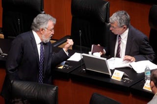 Arranque de período. Los legisladores Alejandro Encinas y Manuel Camacho Solís durante la primera sesión del segundo extra. (EL UNIVERSAL)