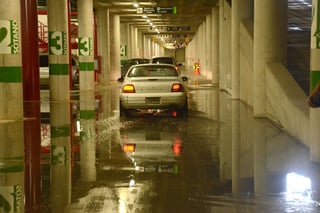 Omisión. El estacionamiento de la Plaza Mayor sufrió inundaciones por las lluvias debido a que carece de drenaje pluvial.