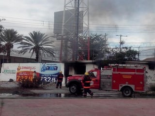 Los bomberos sofocaron el fuego y dejaron asegurado el lugar. (El Siglo de Torreón)