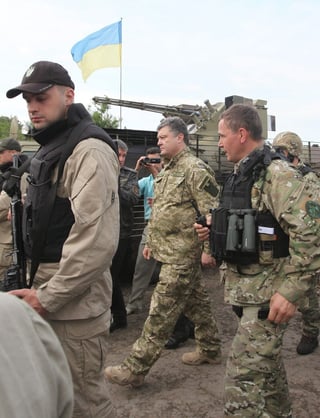 Operación. El presidente ucraniano Petró Poroshenko (centro) visita a un campo base del Ejército de Ucrania en la zona de operación.