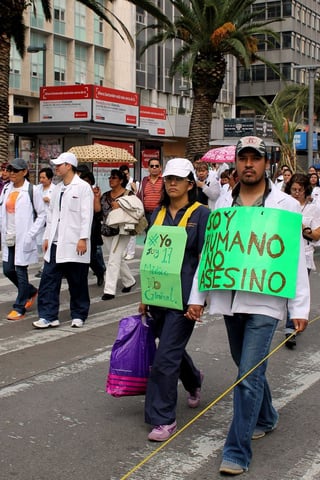 Manifestación. Realizan marcha en apoyo a los 16 médicos de Guadalajara, Jalisco.