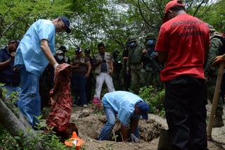 Cuerpos. La semana pasada se descubrieron 31 cadáveres más en 12 fosas en un rancho del Municipio de Cosamaloapan.