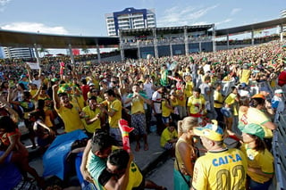 Felicidad. Aficionados de la selección de Brasil festejan el pase de su equipo a la siguiente fase de la Copa del Mundo.