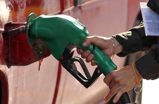 El director corporativo de Finanzas de Pemex, Mario Alberto Beauregard Álvarez, descartó que en los próximos años haya una reducción en el precio de las gasolinas. (Archivo)