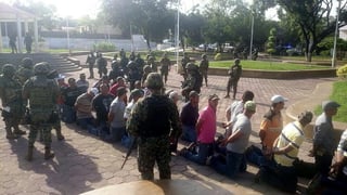 Fuerzas federales detuvieron ayer a Mireles Valverde y 82 personas más en Lázaro Cárdenas, Michoacán. (EFE)

