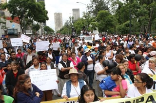 SSPDF informó que arribó al Zócalo capitalino uno de los primeros contingentes que protestarán esta tarde en contra del Hoy No Circula. (Notimex)