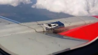 Un video grabado por un pasajero de VivaAerobus causó polémica al mostrar la reparación con cinta adhesiva en un agujero en la ala. (YouTube)