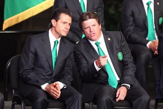 Se suma el presidente a la broma en redes sociales sobre la polémica jugada que dejó fuera a México del Mundial. (Archivo)