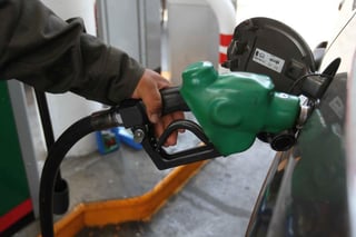 A partir del primer minuto de este sábado, el precio de la gasolina Magna, la de mayor consumo en el país, sufrirá un incremento de 9 centavos por litro. 