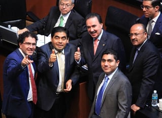 Cambios. Muy felices los senadores de los tres partidos políticos sonríen a la cámara después de la aprobación de Telecom.