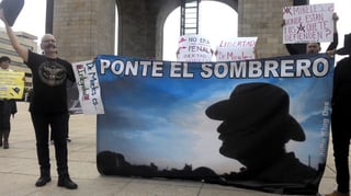 Un grupo de unas 20 personas acudió este sábado al Monumento a la Revolución, para pedir la liberación de José Manuel Mireles, ex vocero de los grupos de autodefensa de Michoacán. (El Universal)