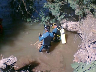 Búsqueda. Los Buzos Castañeda recorren el río Nazas para tratar de localizar a Víctor, el joven que presuntamente se ahogó.