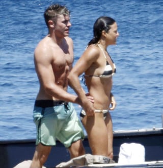 ¿Novios?. Zac Efron y Michelle Rodríguez fueron captados pasando una romántica tarde en un bote.