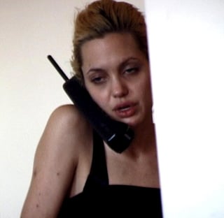 En el video se puede ver a Angelina Jolie con una decaída imagen supuestamente bajo los efectos de las drogas. (YouTube)