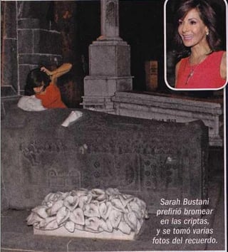La diseñadora de ropa Sarah Bustani fue captada mientras bromeaba con la tumba del pintor Diego Rivera. (ESPECIAL)
