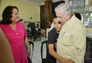 Arturo Núñez junto a su esposa, Martha Lilia López, se reunieron con el menor, víctima de bullying, quien dijo no querer volver a la secundaria por temor. (Twitter) 