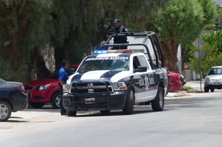 Vehículo. Los agentes de la Policía Municipal acudieron al lugar donde se reportó el robo de vehículo.