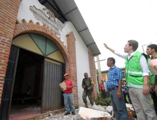El gobernador Manuel Velasco y el director general del Fonden, José María Tapia, acudieron a los municipios de Unión Juárez y de Huixtla, donde ratificaron su compromiso de apoyo a los 30 municipios golpeados por el sismo. (Twitter) 