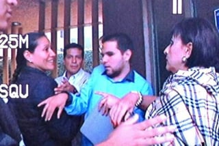 La regidora panista de Guanajuato, Guadalupe Barrera, agredió a la reportera de EL UNIVERSAL, Ariadna García. (El Universal)