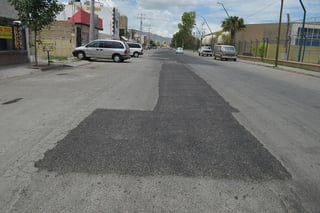 No sirve. Parches de asfalto sin compactar coloca sobre los baches el programa 'El Bacheador', que realiza el gobierno del Estado.