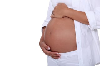Durante el embarazo, mujeres con predisposición genética a ser alérgicas podrían presentar la enfermedad en este periodo de gestación. (ARCHIVO)