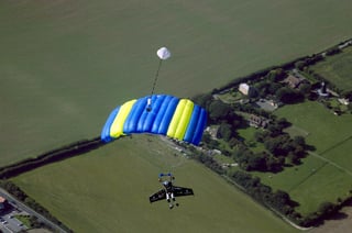 Generalmente el uso de los paracaídas era en la aviación militar y apenas a partir de 1970 se extendió su uso al ámbito deportivo. (ARCHIVO)