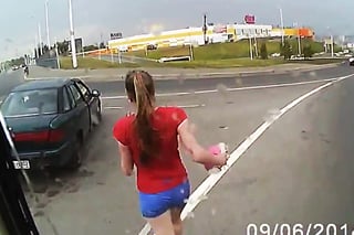 La chica decide no frenar su carrera y sigue pese a que un camión está a punto de arrollarla. (YouTube)