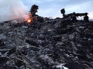 El avión de Malaysia Airlines se estrelló en Ucrania cerca de la frontera con Rusia. (AP)